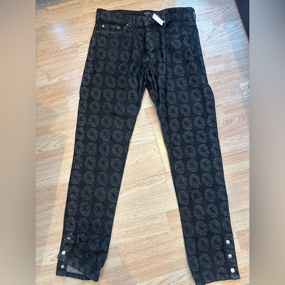 Black Patterned Jeans with Button Details
Men’s
Size 32